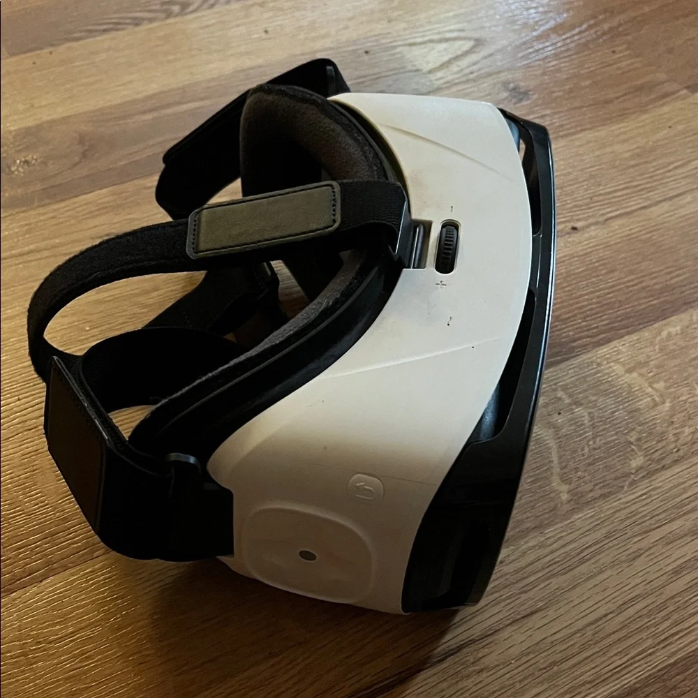 Samsung VR Headset in Black and White